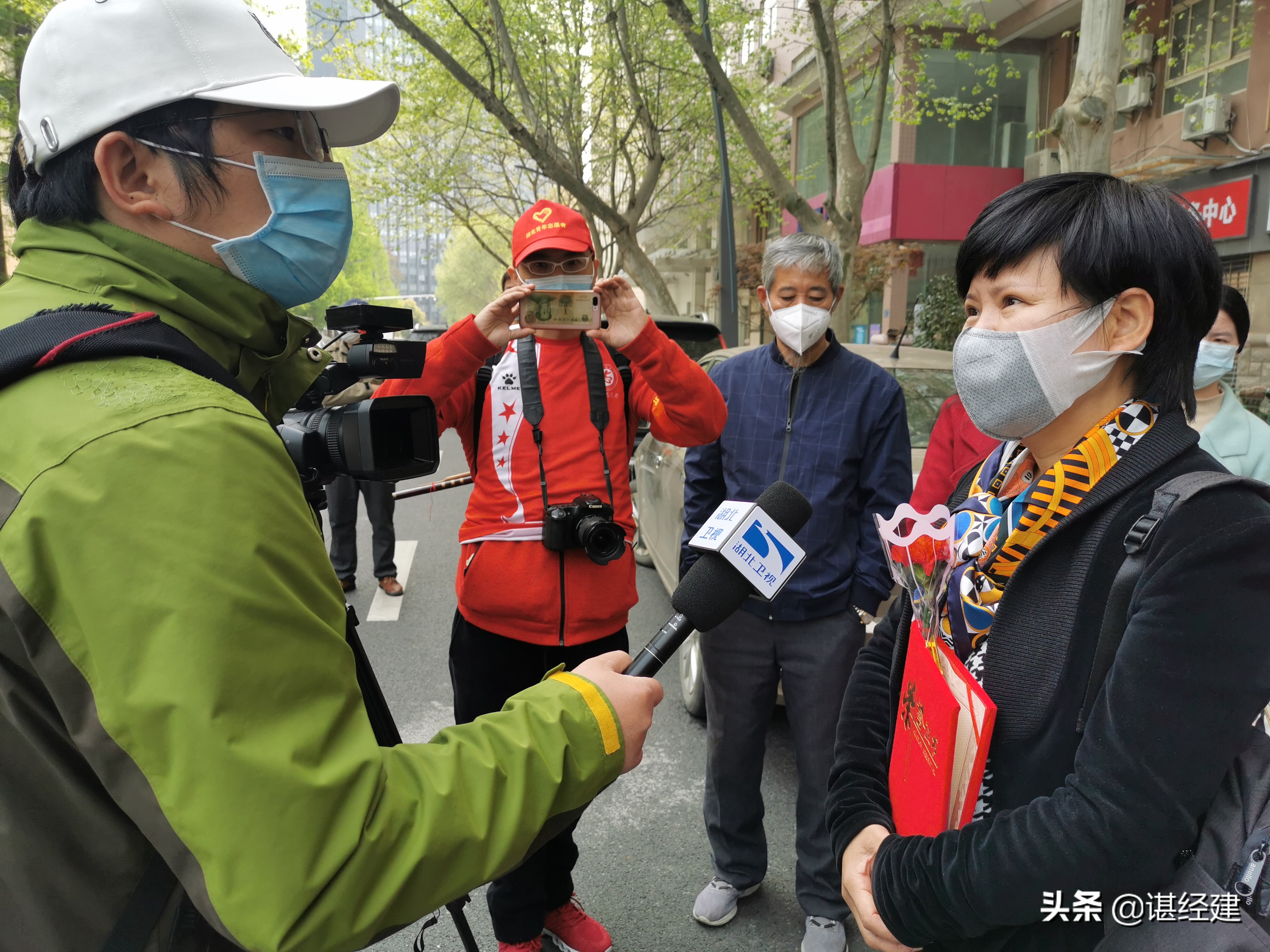 武汉好人圈欢送逆行而来的中国非公立医疗中医专家凯旋回家