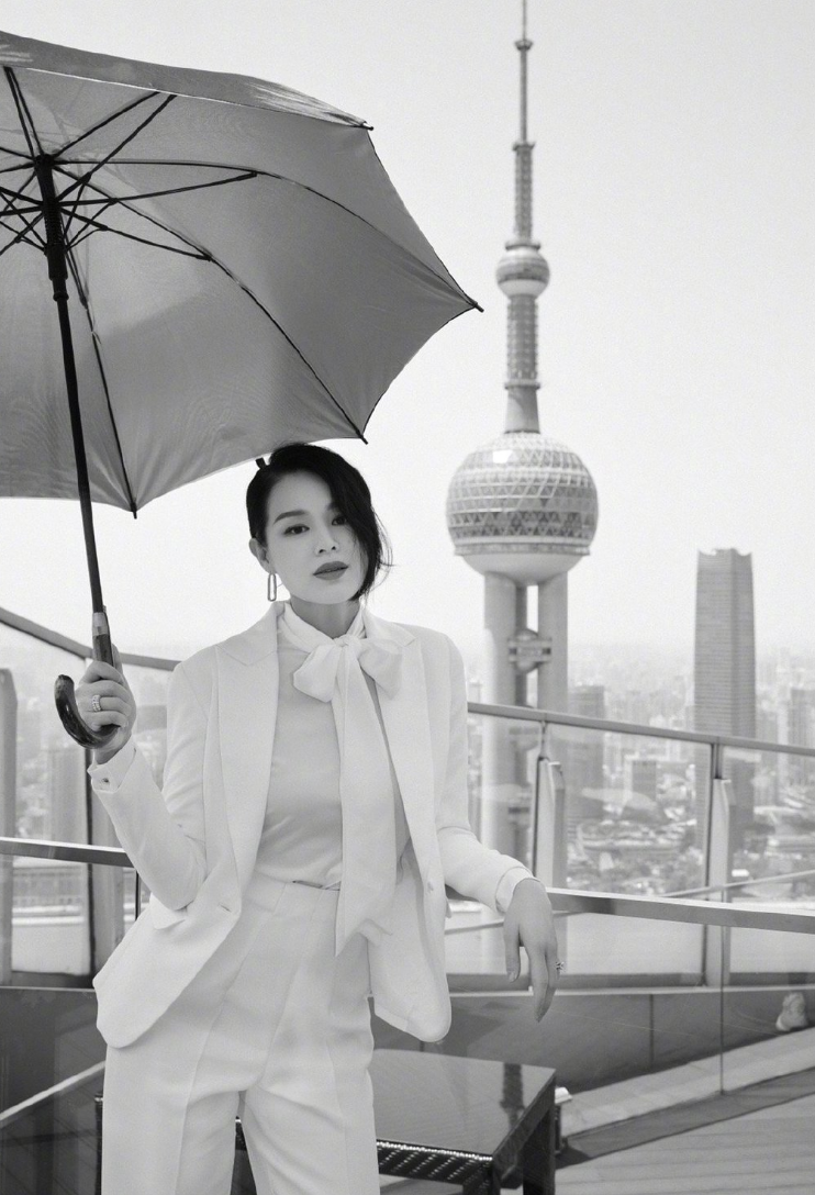 胡杏儿两个儿子视频聊天，同款笑容超治愈，五官相似像在照镜子