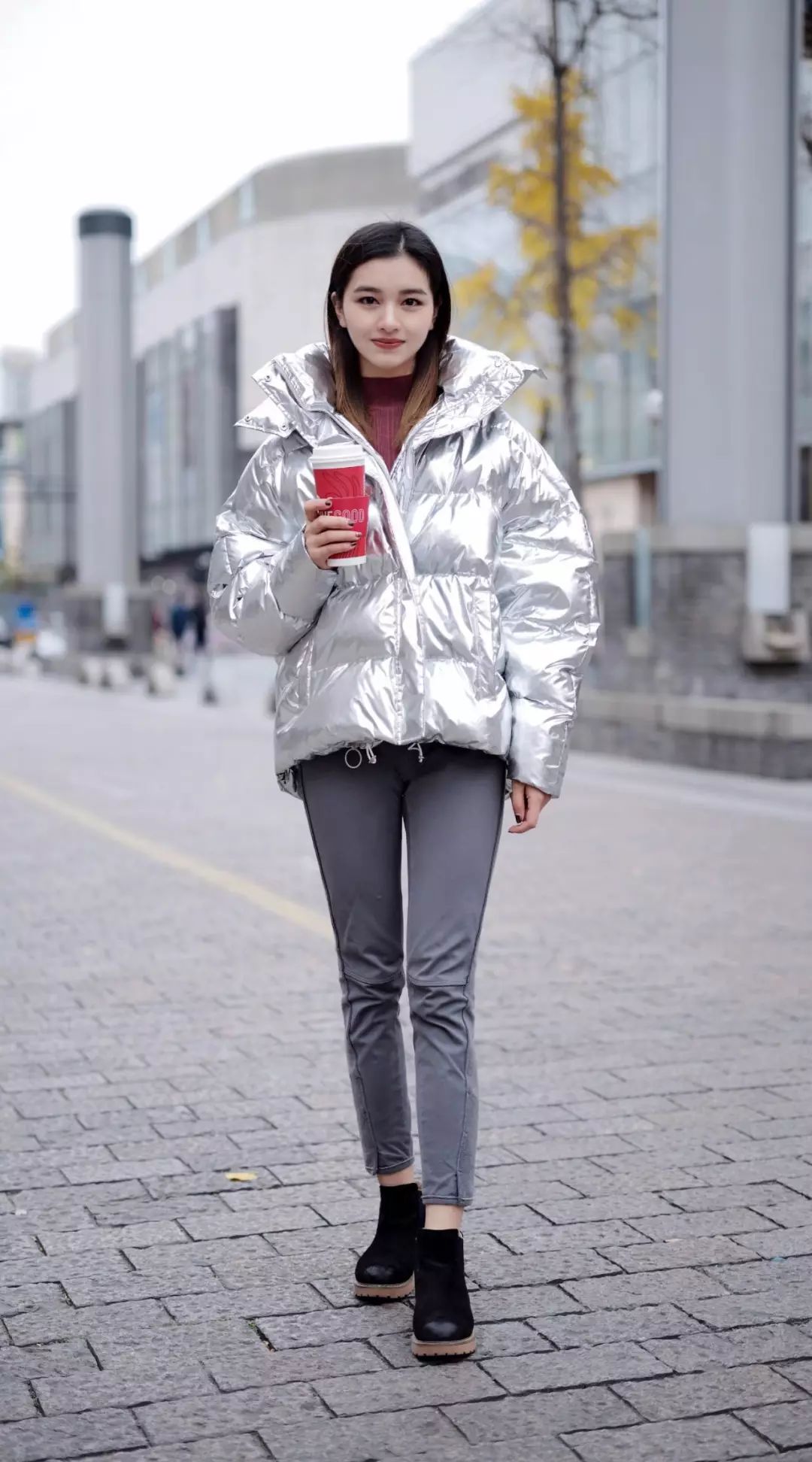 还在规规矩矩地穿羽绒服吗？这五款穿法让你成为街拍女神！