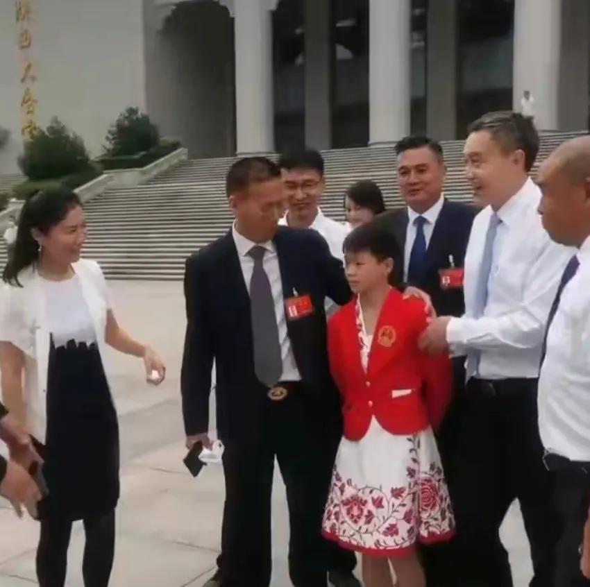 全红婵有麻烦了！何教练最担心的事情，被强行合影，幸好有谢思埸