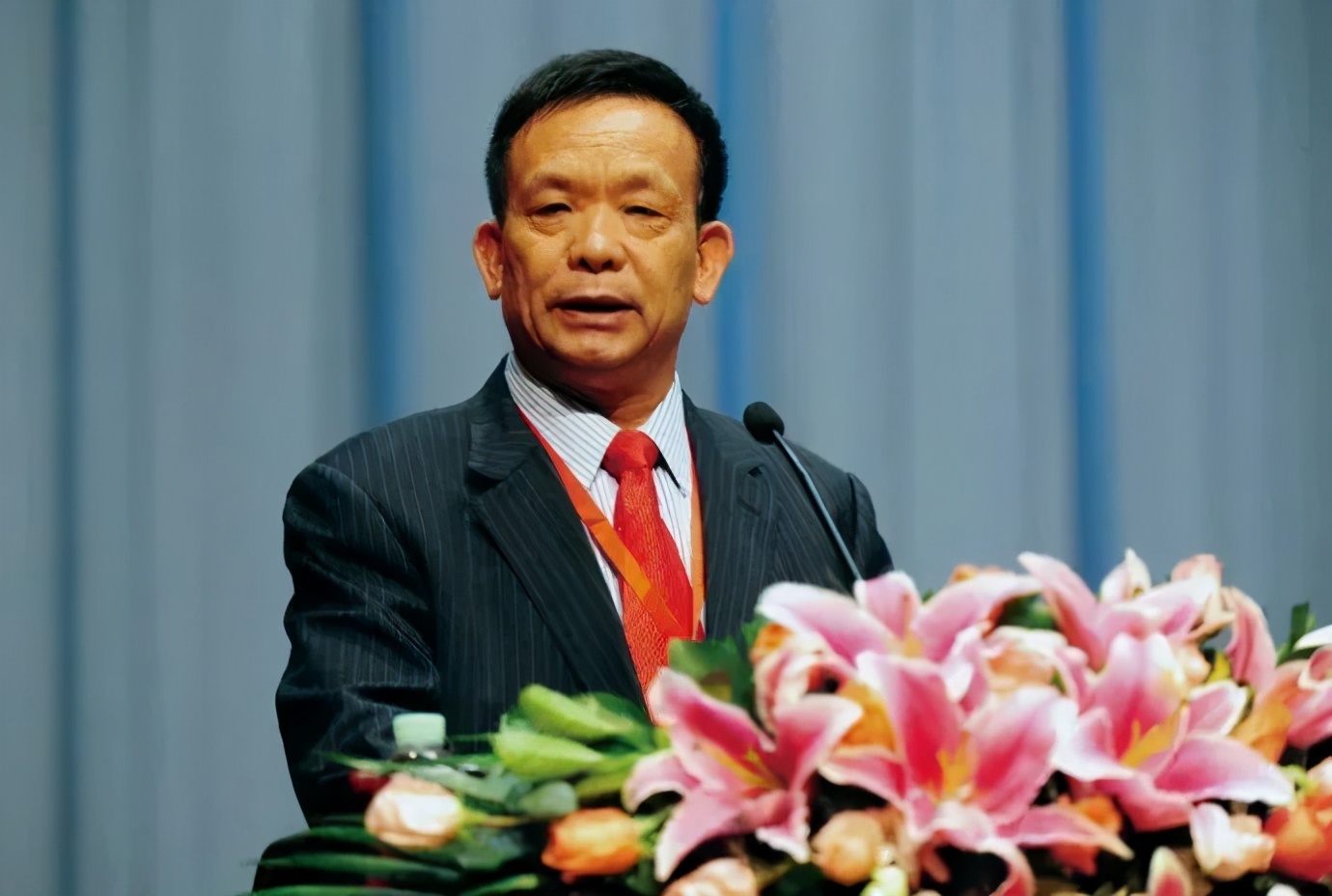 光伏股大爆发！信义光能持续暴涨