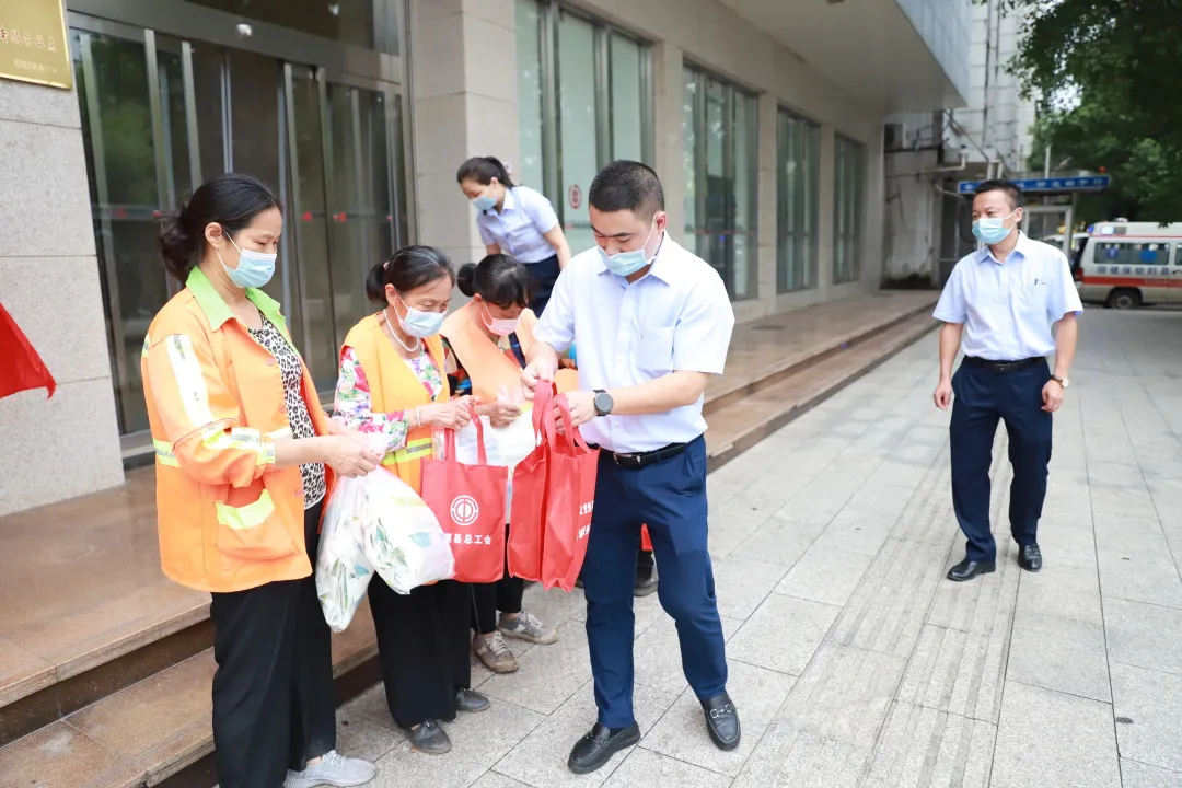 履温暖之约 筑防控之墙——湘潭天易农商银行防疫服务两不误