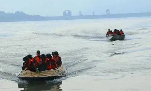 护卫三峡水库的警卫部队照，地面武警持枪巡逻
