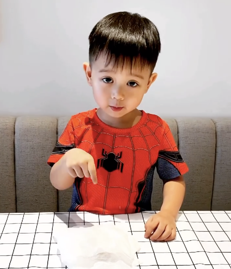 胡杏兒老公曬長子變魔術，奕霆戲精上身超愛演，大眼睛靈動顏值高