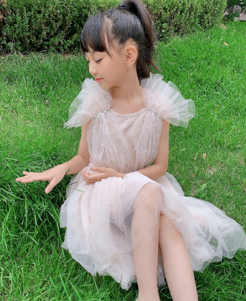 小山竹长大了，小时候的娃娃脸变成瓜子脸，美得让人认不出来了