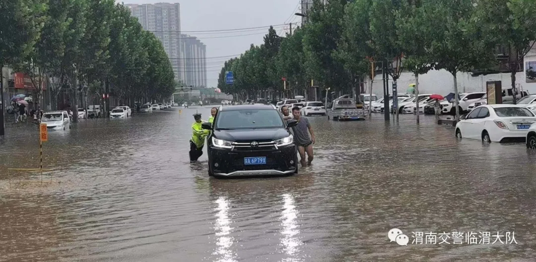 临渭交警：我为群众办实事 雨中“荧光绿” 守护群众安全行