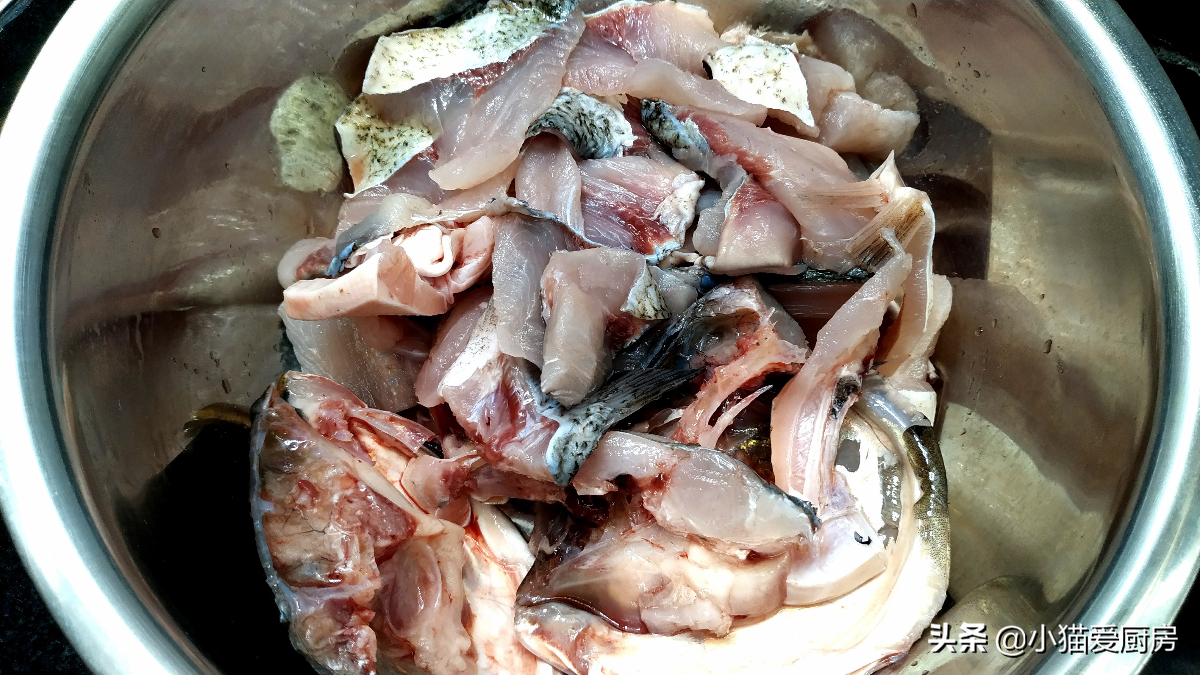 图片[2]-家常酸菜鱼这么做 蒜香味浓 味道酸辣 下饭下酒的好菜-起舞食谱网