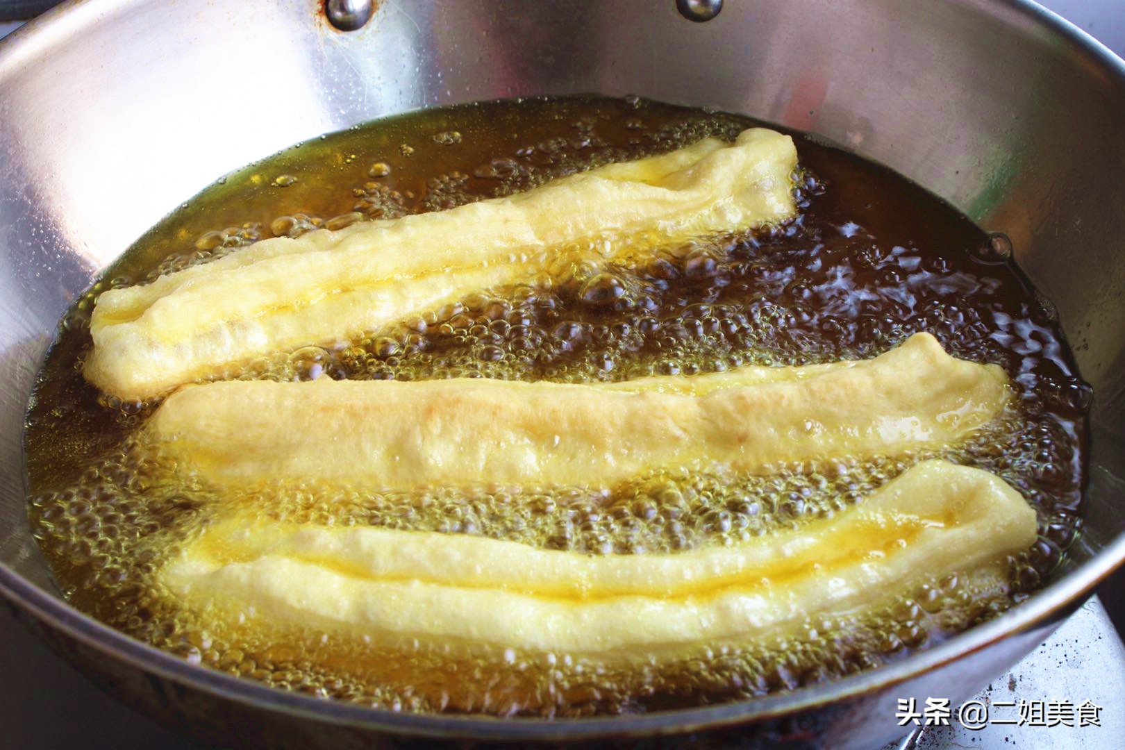 做油條時，牢記別放酵母粉了，大廚：多加兩樣，油條個個蓬鬆好吃