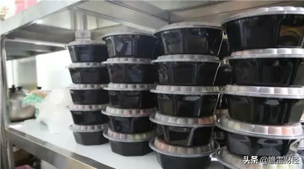 90后美女卖凉皮，配料独特，两月开上宝马，3年