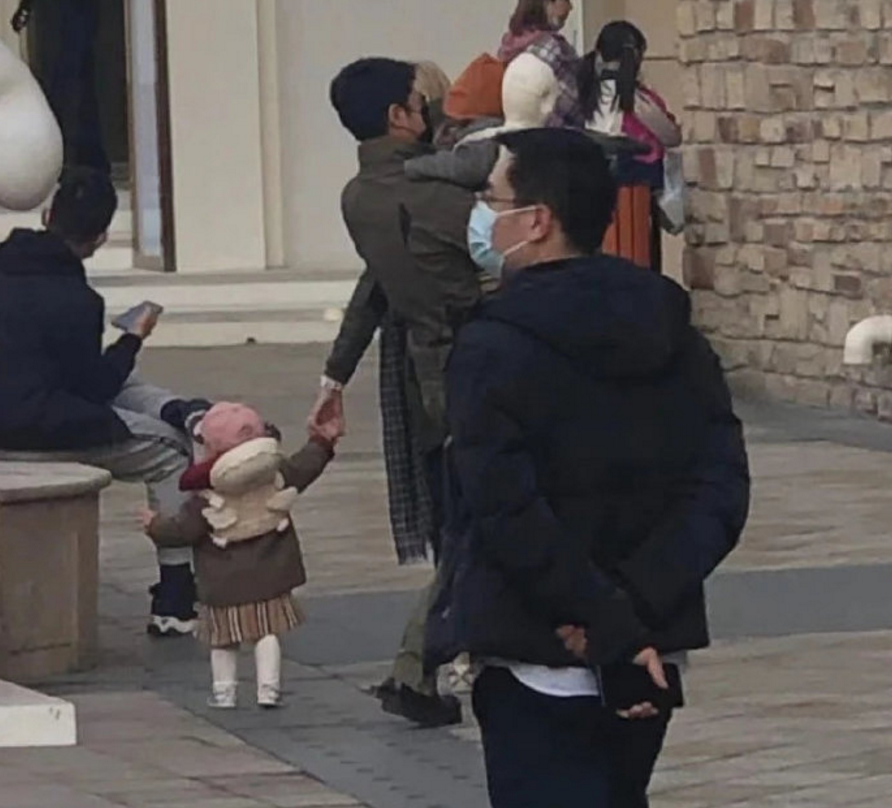 撒贝宁一家四口罕同框！怀抱1岁龙凤胎儿子，女儿走路腿似小萝卜