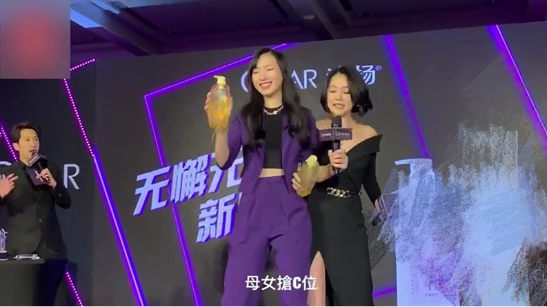 小S与大女儿合体出席活动，许曦文比妈妈高半个头，搞笑抢C位