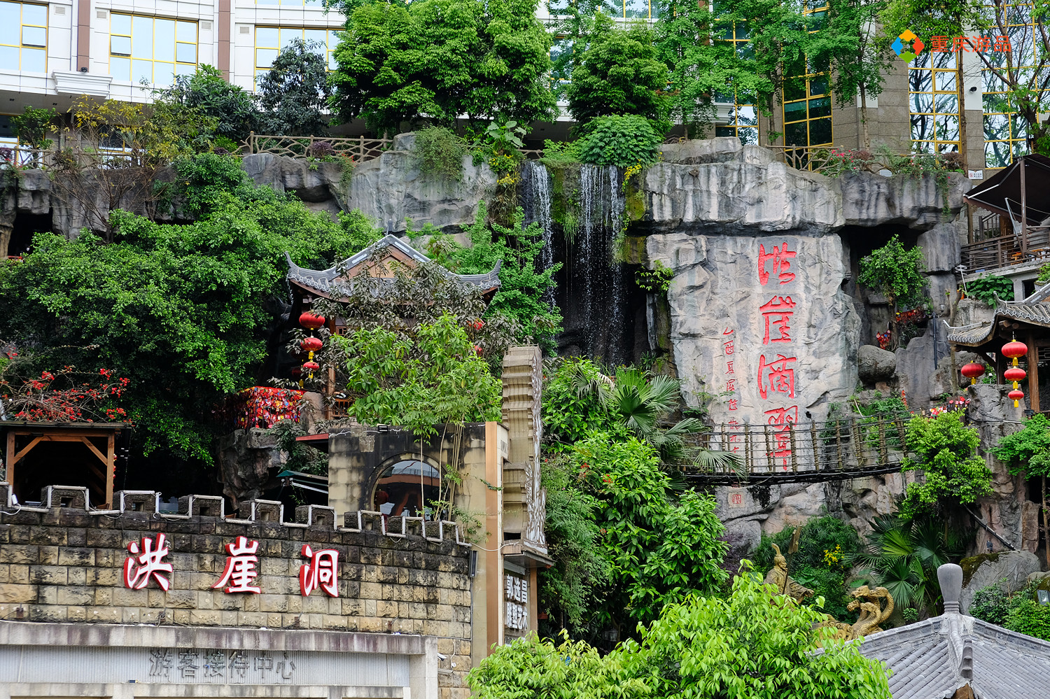 重庆洪崖洞：游客最爱去的旅游景点，本地人让一片崖壁重获新生