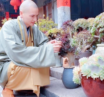 泰国最帅和尚：堪比释明心剃度4年后成型男教练，无数女粉丝爱慕