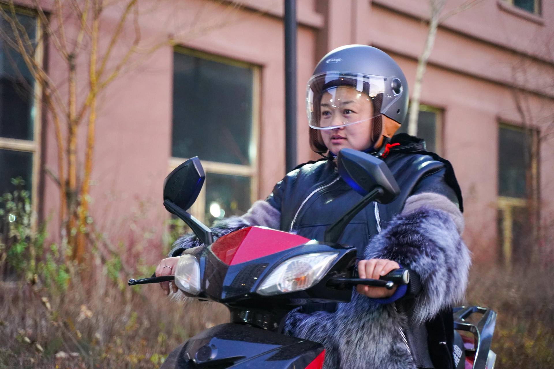 遵章守法，安全保护还好看，体验Smart4u复古头盔