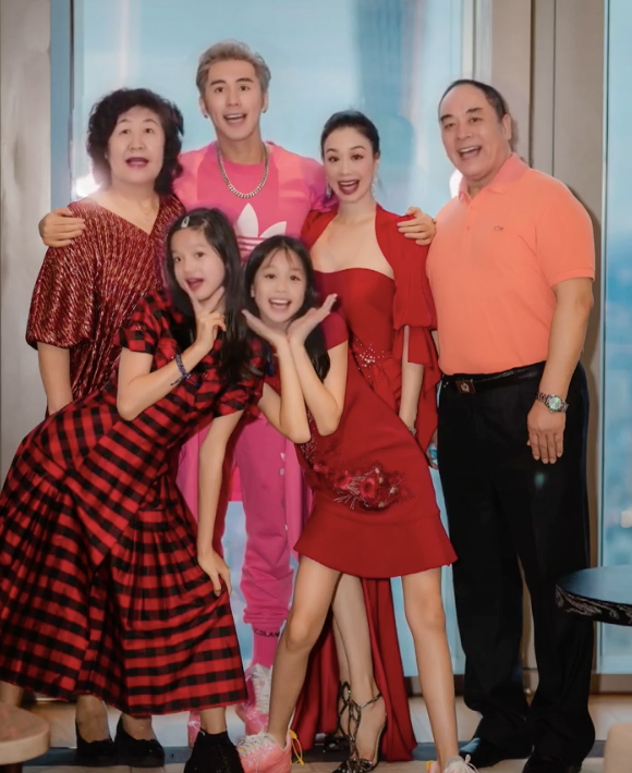 鐘麗緹一家四口出行，貼身緊挽小12歲嫩夫，兩女兒筆直長腿吸睛