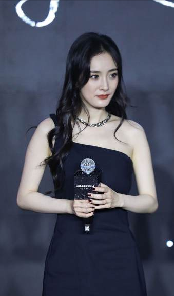 杨幂愿意零片酬出演《战狼3》，吴京六字回复彰显高情商