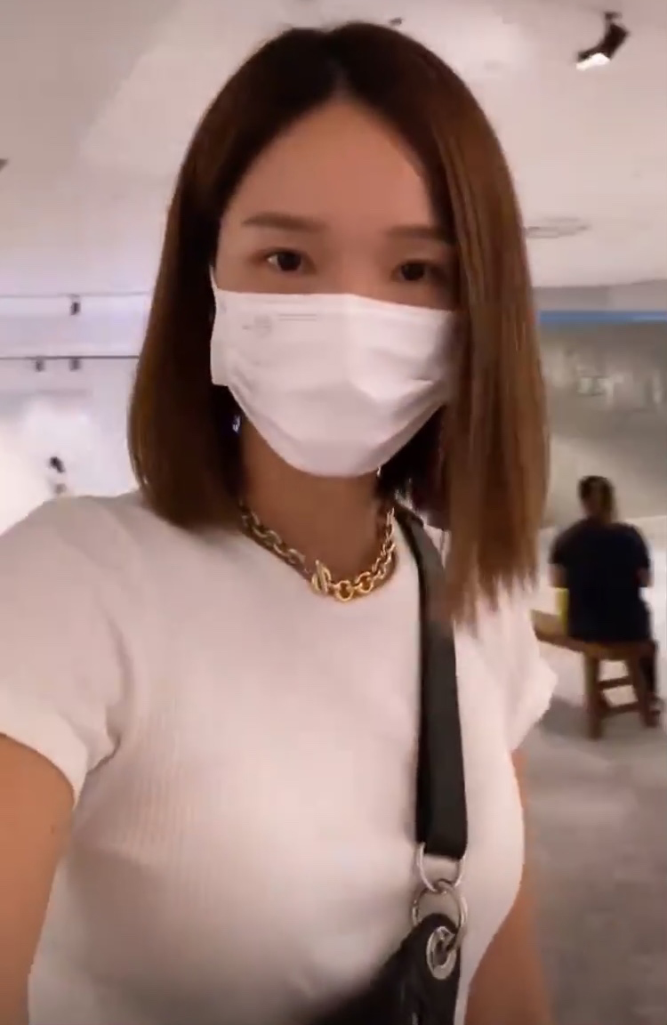 李亚男和女儿看展，全程负责当摄影师，gabby超爱拍照各种摆姿势