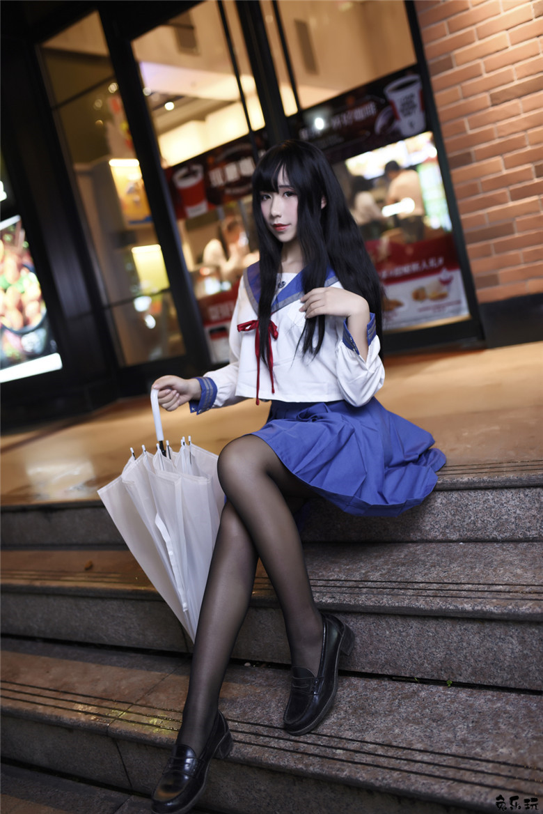 清新美少女打伞漫步夏日细雨中