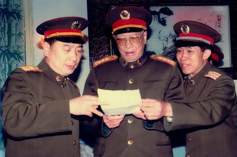张震：子弹藏身8年，难忘救命新娘，一门出六将，阅兵当天逝世