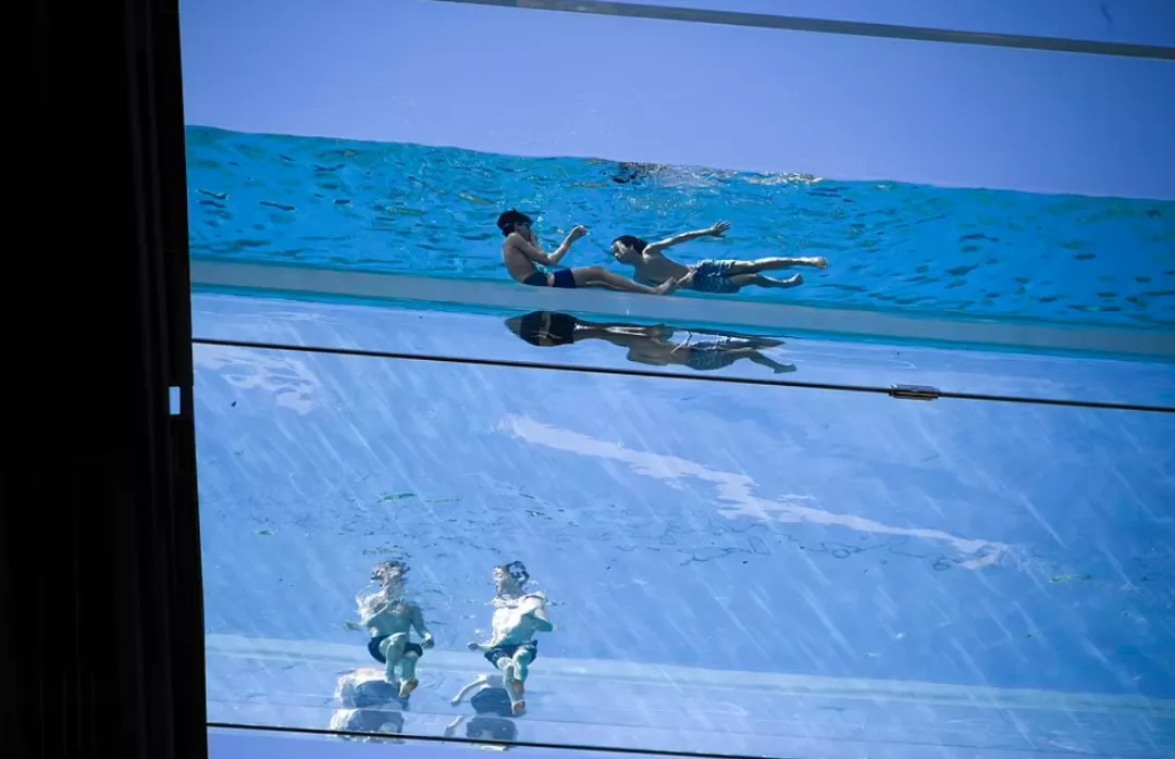 伦敦出现了一个高空全透明泳池，网友们：腿软！不稀罕