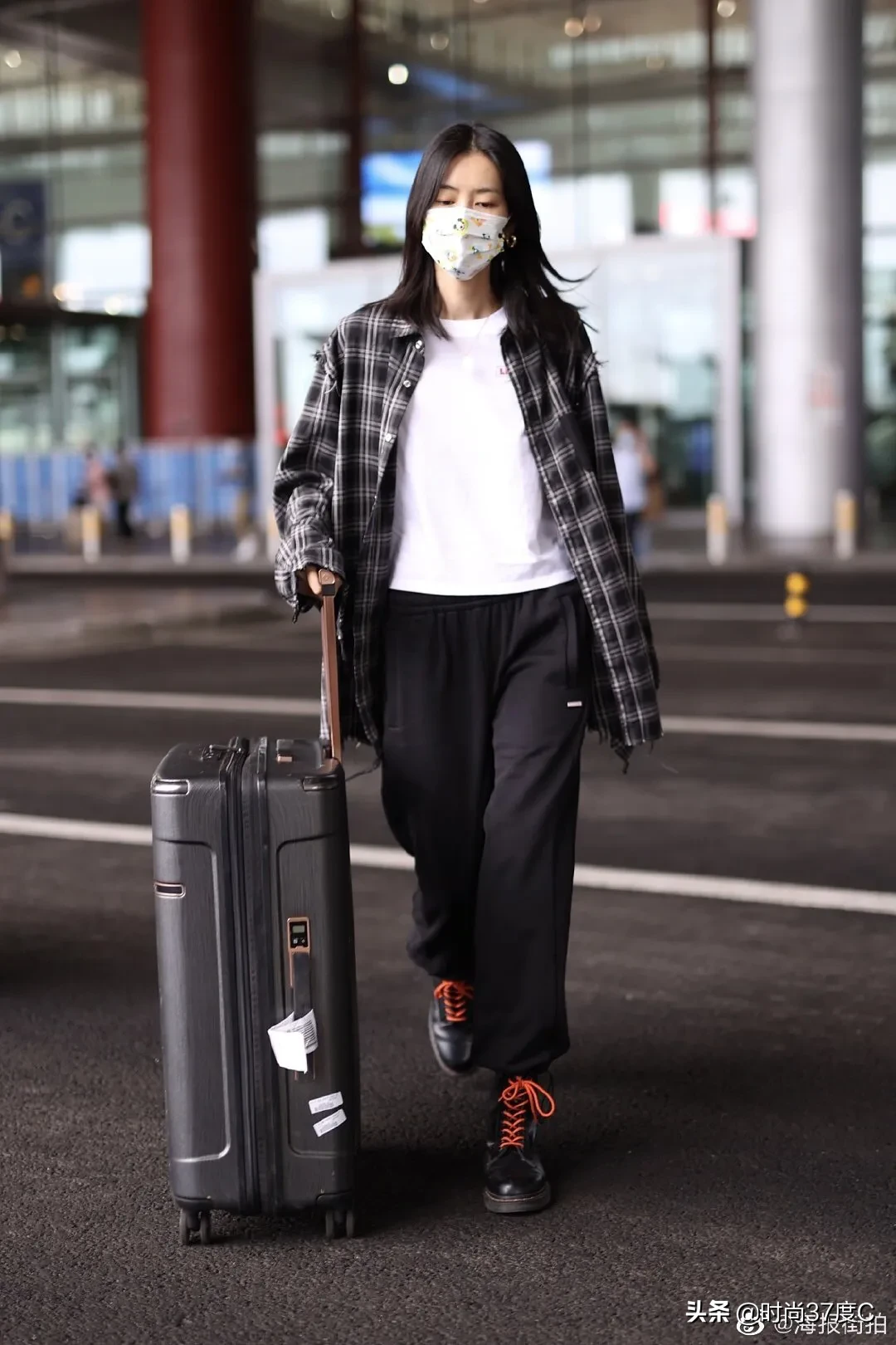 大表姐刘雯身穿黑色格纹衬衫搭配黑色运动裤现身机场，率性自然