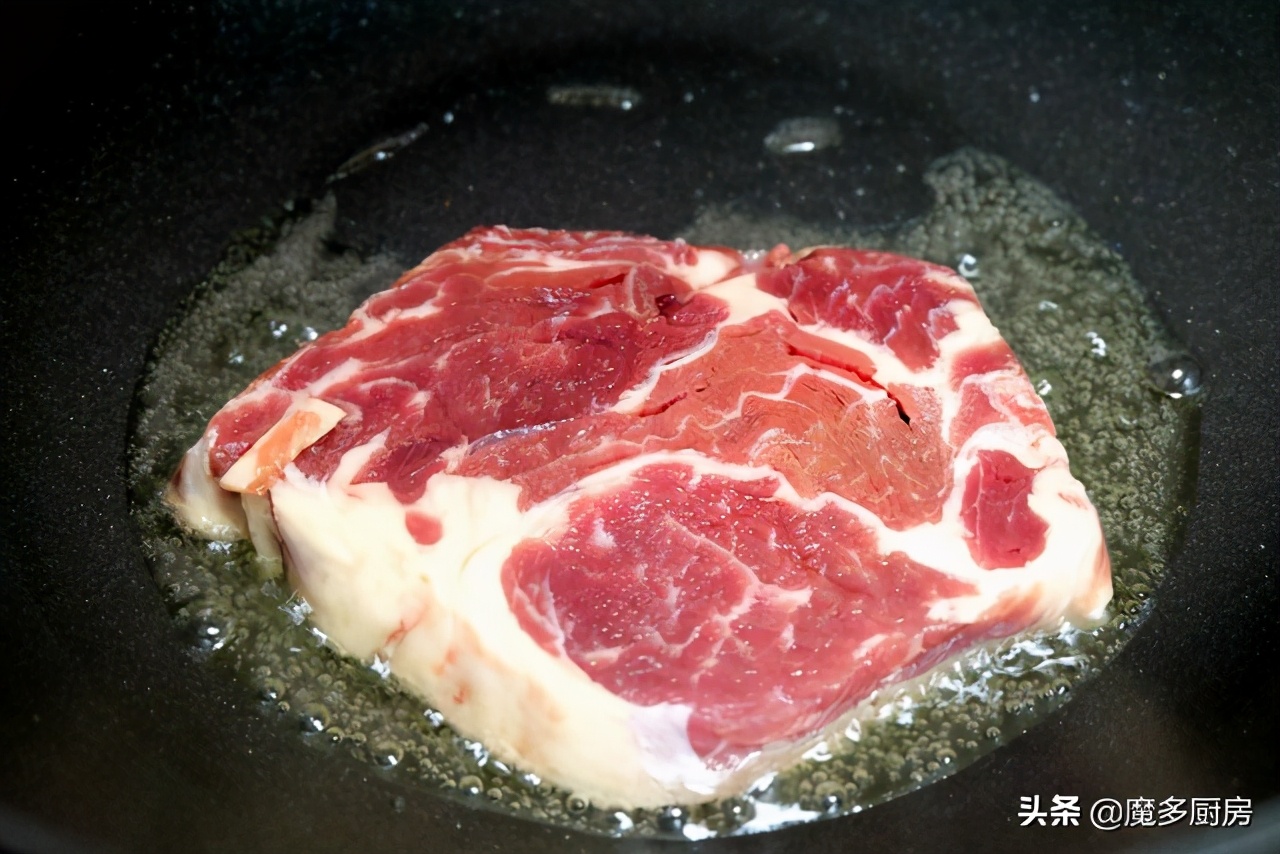 Steak and potatoes are made into home-cooked dishes. The meat is fragrant and the potatoes are sticky. The method is simple and nutritious and delicious.