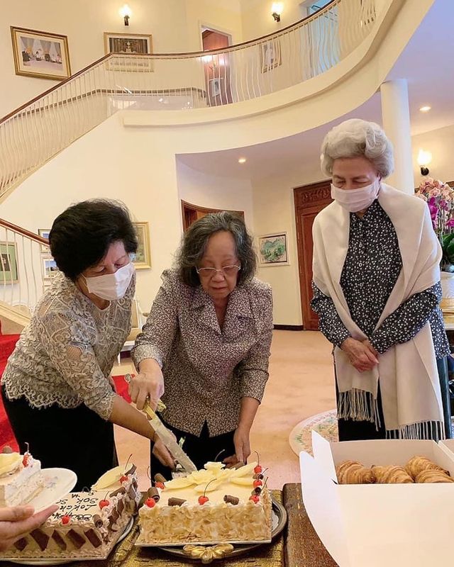 時隔4個月84歲柬埔寨太后出發再來中國！一身高級灰太美太優雅，單身國王陪同超貼心