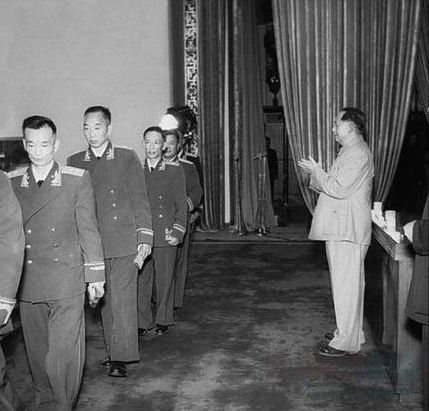 主席推荐粟裕授元帅军衔，而周恩来力主给陈毅，是真是假？