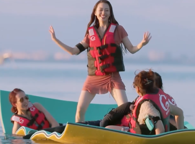 蔡少芬在海上冲浪，当看清全身照那一刻，哪像