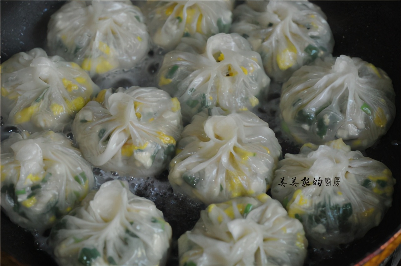 兒子最愛的早餐，比餃子簡單比包子好吃，鍋裡一煎，清爽有滋味