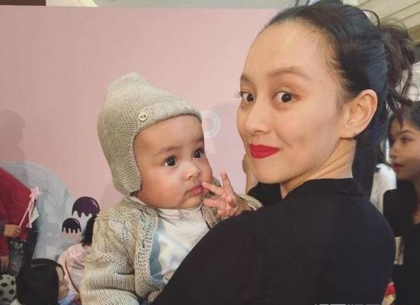 跨国恋嫁给黑人后，32岁的叶彤还记得与释小龙有关的日子吗？
