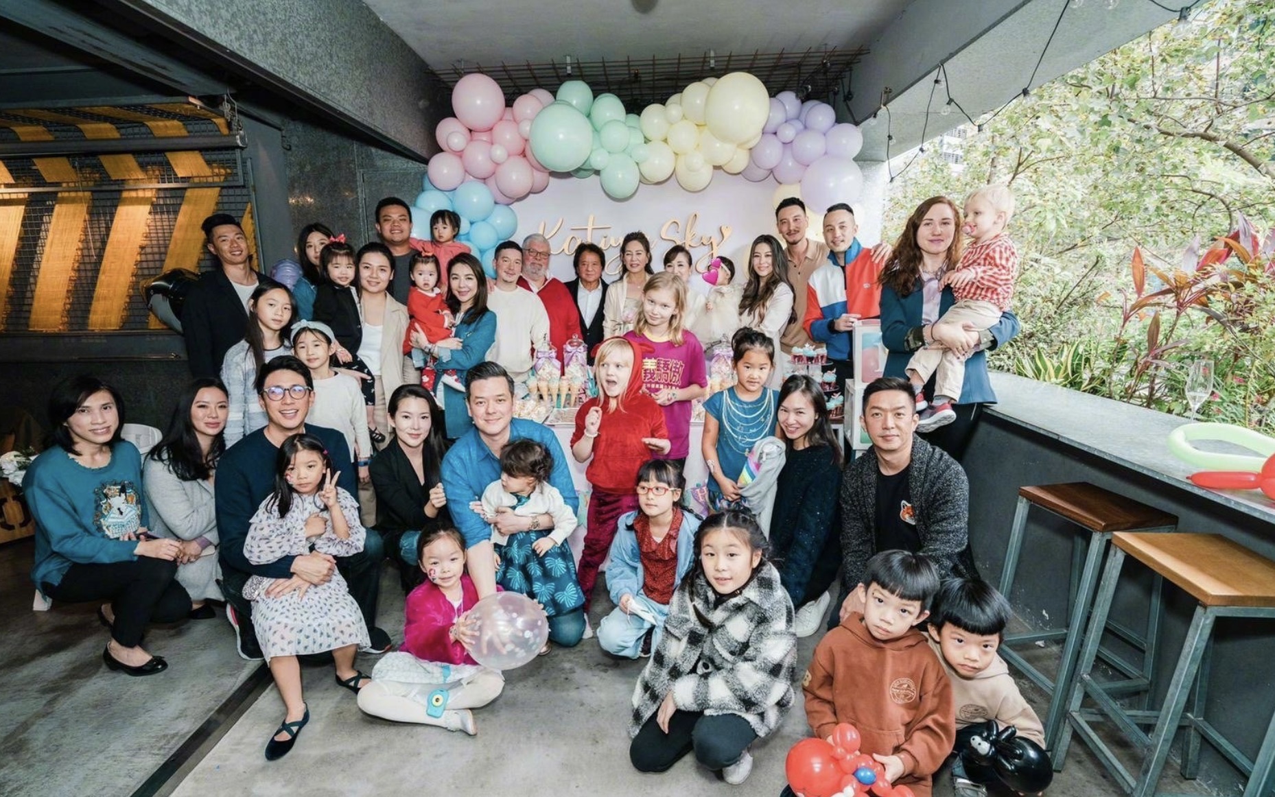 王阳明晒照为1岁女儿庆生，透露孩子大名，担心她将来被男生追求