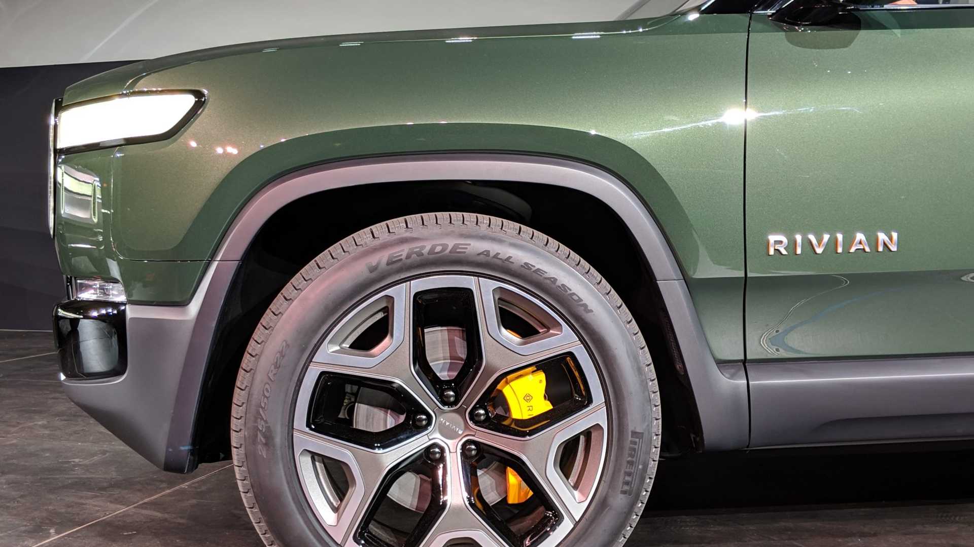 乳白色海豚-Rivian R1S电动式SUV