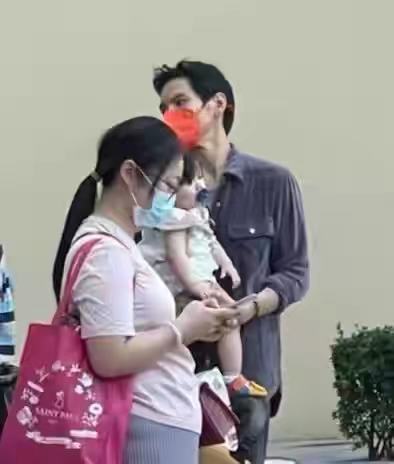 向太带郭碧婷逛街五个保姆跟随！暴瘦后老得厉害，向佐抱娃好无奈