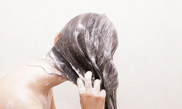 多久洗一次头最科学？洗头经常犯这3个错误，难怪头发越掉越多