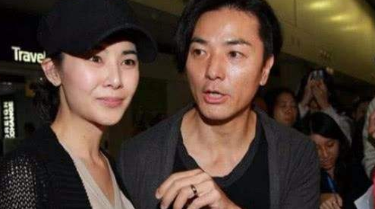 梁詠琪帶娃做蛋糕，45歲素顏真實，5歲混血女兒門牙掉光仍漂亮