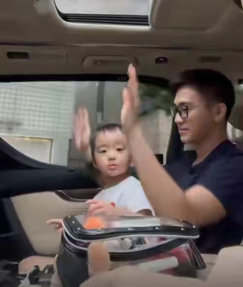 何猷君疑与女孩发生激烈争吵，遭挑衅骂是私生子，双方场面紧张