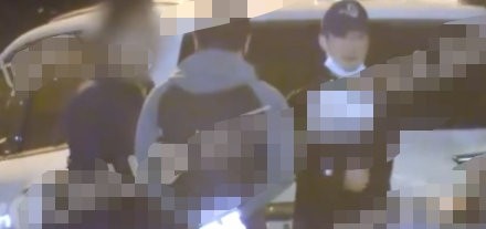 吴京被拍与郭帆聚餐，紧抱资料站街边热聊，还用屁股帮狗仔关车门