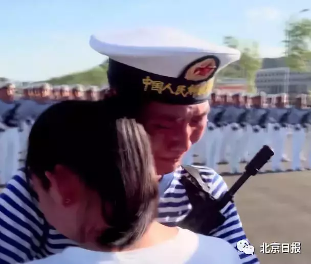 00后海军,受阅场上最年轻的群体!这一幕让人泪奔