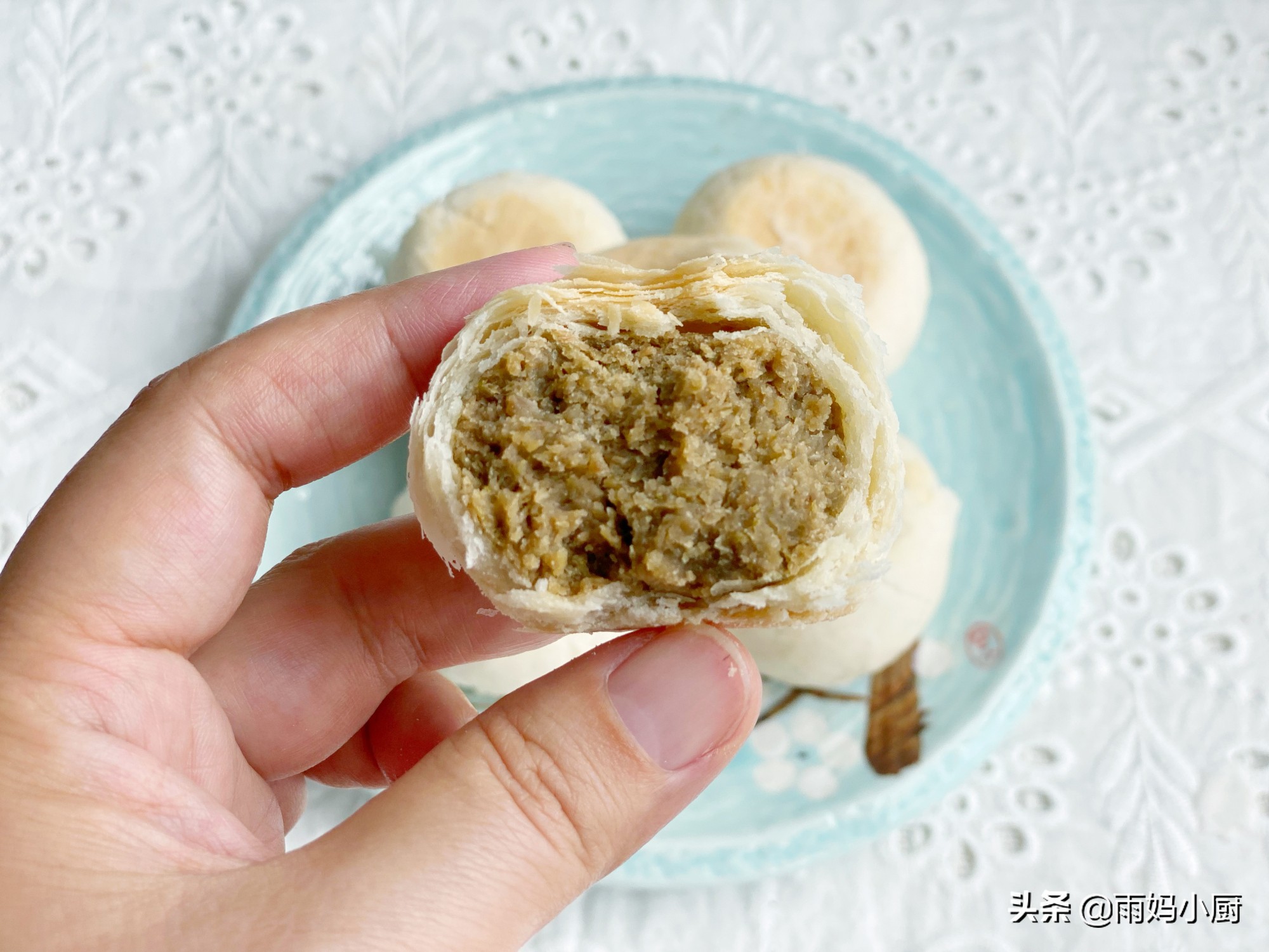 70岁老妈爱吃的绿豆饼，在家就能做，外酥里香又清甜，解暑必备