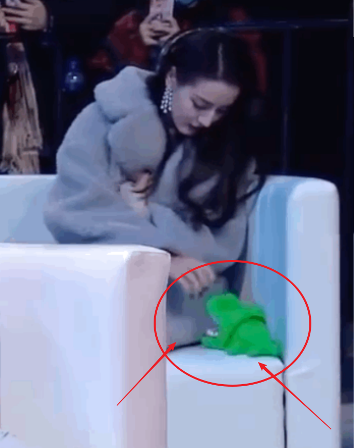 台下的迪丽热巴更女明星了 一个人偷偷玩鳄鱼玩具