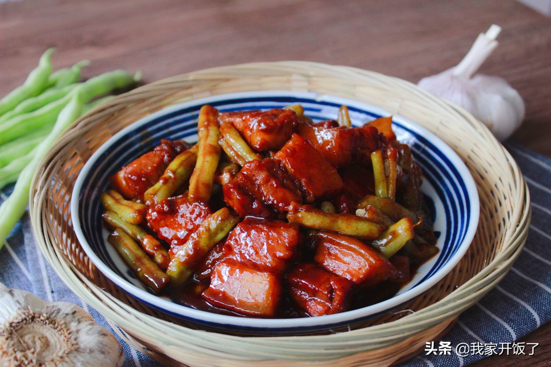 每到周末，老公点名要吃豆角红烧肉，肥而不腻又软糯，连扒3碗饭