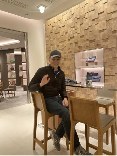 袁咏仪素颜出街买包，张智霖乖乖靠边等！吐槽酒店都要选包店对面