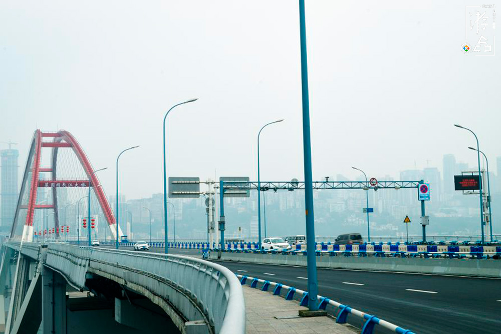 同样是重庆的轨道交通，3号线上的这个站点比李子坝更神奇