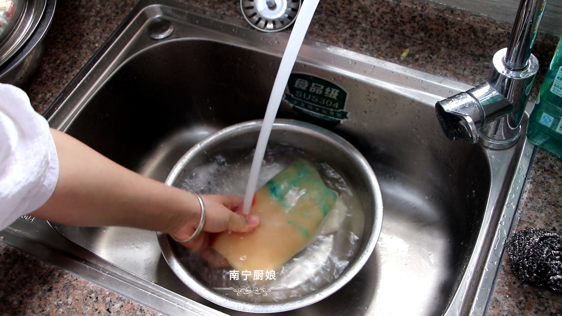 做紅燒肉時，焯水和直接燉都不對，大廚教你正確做法，軟糯還不膩