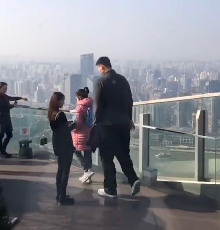 姚明一家三口外出，10歲女兒鞋子似40碼背包迷你，儀態超像爸