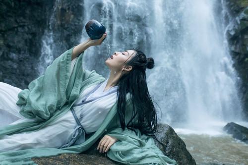 超拽霸气的古风句子 世人皆叹蓝忘机问灵十三载，等一不归人图片