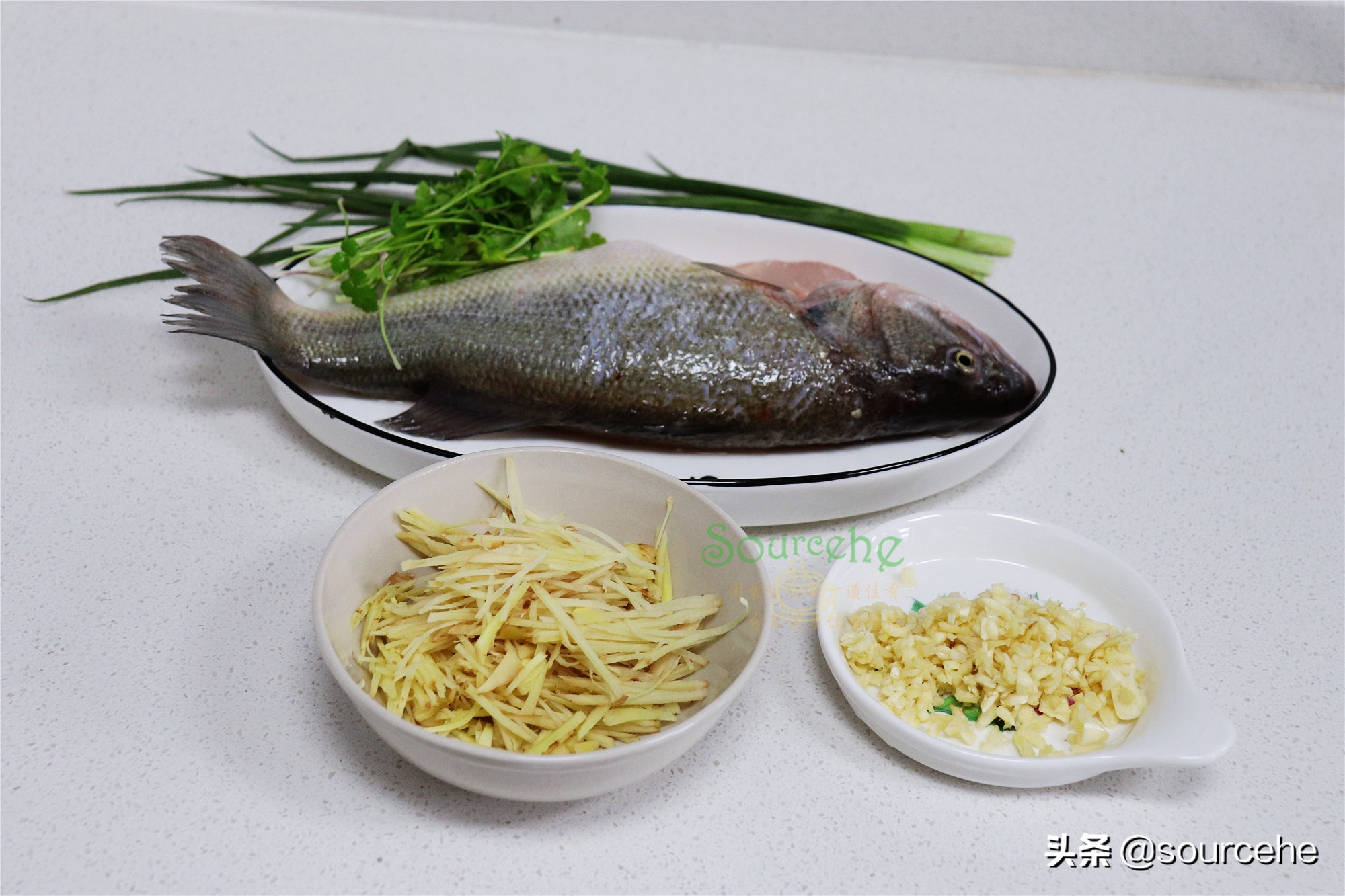 清蒸鱸魚只需8分鐘，一靠火候二靠調味，魚肉離骨，鮮美香滑
