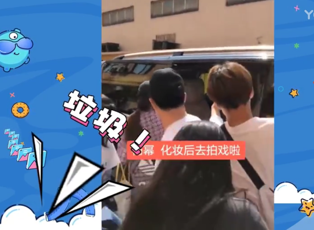 杨幂猝不及防“甩”伞给助理，全程黑脸，疑似