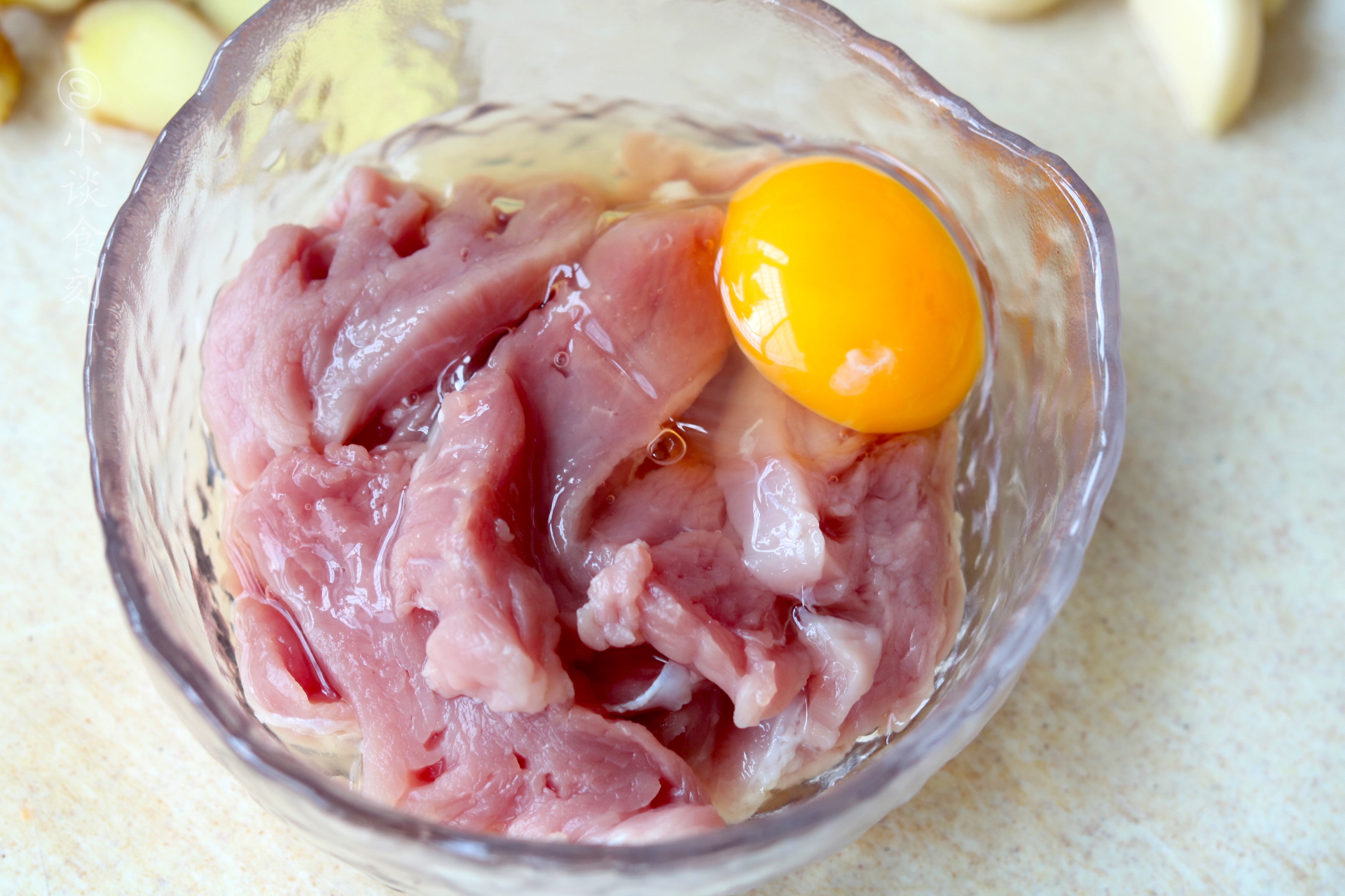 炸猪排，别直接下油锅，多加“2样”，猪排外酥里嫩，吃起来解馋